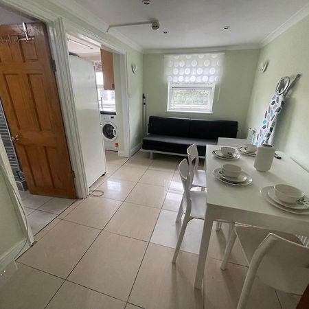 Entire 3 Bedroom Home - Minutes To Emirates Stadium! London Luaran gambar
